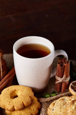 Geleneksel Noel çay bir fincan sıcak çay, kurabiye ve dekorasyon ahşap zemin, seçici odak konseptiyle