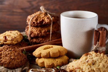 Geleneksel Noel çay bir fincan sıcak çay, kurabiye ve dekorasyon ahşap zemin, seçici odak konseptiyle