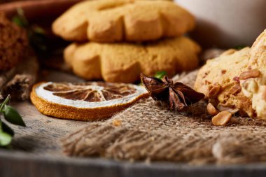 Tanımlama bilgileri ve tarçın bir ahşap varil, seçici odak, yakın çekim çeşitler ile kavramsal kompozisyon