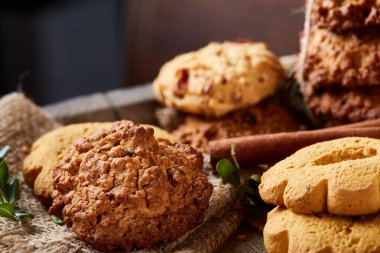 Tanımlama bilgileri ve tarçın bir ahşap varil, seçici odak, yakın çekim çeşitler ile kavramsal kompozisyon