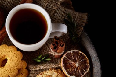 Geleneksel Noel çay bir fincan sıcak çay, kurabiye ve dekorasyon ahşap zemin, seçici odak konseptiyle