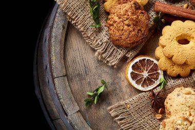 Tanımlama bilgileri ve tarçın bir ahşap varil, seçici odak, yakın çekim çeşitler ile kavramsal kompozisyon