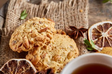 Tanımlama bilgileri ve tarçın bir ahşap varil, seçici odak, yakın çekim çeşitler ile kavramsal kompozisyon