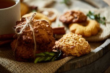 Tanımlama bilgileri ve tarçın bir ahşap varil, seçici odak, yakın çekim çeşitler ile kavramsal kompozisyon