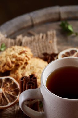 Geleneksel Noel çay bir fincan sıcak çay, kurabiye ve dekorasyon ahşap zemin, seçici odak konseptiyle