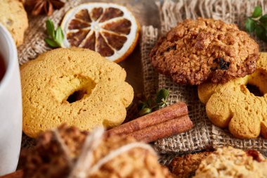 Geleneksel Noel çay bir fincan sıcak çay, kurabiye ve dekorasyon ahşap zemin, seçici odak konseptiyle