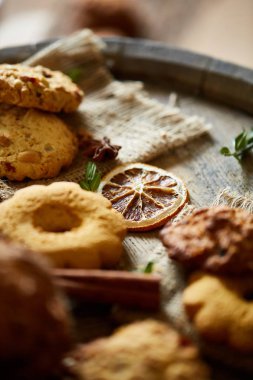 Tanımlama bilgileri ve tarçın bir ahşap varil, seçici odak, yakın çekim çeşitler ile kavramsal kompozisyon