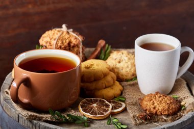 Geleneksel Noel çay bir fincan sıcak çay, kurabiye ve dekorasyon ahşap zemin, seçici odak konseptiyle