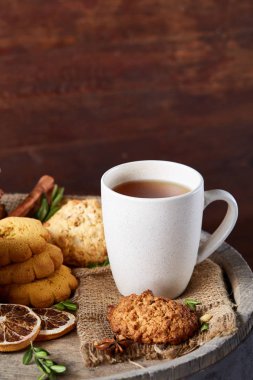 Geleneksel Noel çay bir fincan sıcak çay, kurabiye ve dekorasyon ahşap zemin, seçici odak konseptiyle