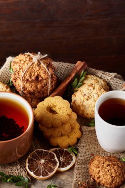 Geleneksel Noel çay bir fincan sıcak çay, kurabiye ve dekorasyon ahşap zemin, seçici odak konseptiyle