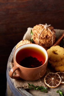 Geleneksel Noel çay bir fincan sıcak çay, kurabiye ve dekorasyon ahşap zemin, seçici odak konseptiyle