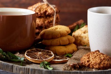 Geleneksel Noel çay bir fincan sıcak çay, kurabiye ve dekorasyon ahşap zemin, seçici odak konseptiyle