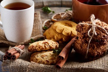 Geleneksel Noel çay bir fincan sıcak çay, kurabiye ve dekorasyon ahşap zemin, seçici odak konseptiyle