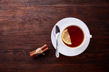 Bir fincan çay cinnamom, nane yaprakları ve anasonu meyvelerini havai görünümü. Yakın çekim fotoğraf.