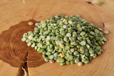 Yeşil bezelye rustik ahşap arka plan, yakın çekim, en iyi görünüm, seçici odak yığını.