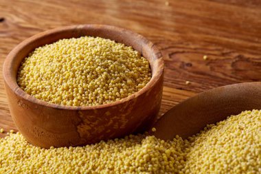 Darı rustik ahşap arka plan, üstten görünüm, yakın çekim, seçici odak ile ahşap bir yemek.