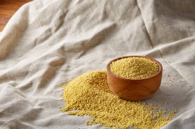 Darı bir ahşap arka plan, üstten görünüm, yakın çekim, seçici odak iki kase.