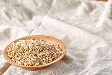 Yulaf kabuğu çıkarılmış tane veya yulaf ani artış ahşap plaka saf masa örtüsü arka plan, kopya alanı, üstten görünüm seçici odak üzerinde