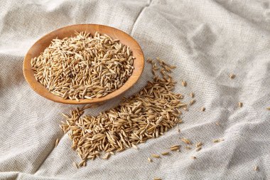 Yulaf kabuğu çıkarılmış tane veya yulaf ani artış ahşap plaka saf masa örtüsü arka plan, kopya alanı, üstten görünüm seçici odak üzerinde