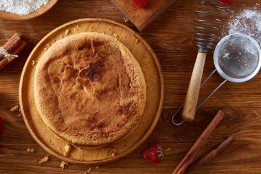 Lezzetli pasta kesme tahtası üzerinde ahşap arka plan, yakın çekim, selctive odak üzerinde taze organik çilek ile.
