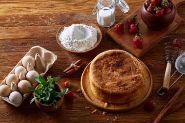 Lezzetli pasta kesme tahtası üzerinde ahşap arka plan, yakın çekim, selctive odak üzerinde taze organik çilek ile.