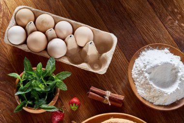 Taze nane bir kapta yaprakları ahşap masa, yakın çekim, seçici odak, sığ derinlik-in tarla.