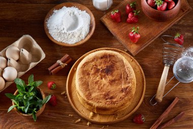 Lezzetli pasta kesme tahtası üzerinde ahşap arka plan, yakın çekim, selctive odak üzerinde taze organik çilek ile.