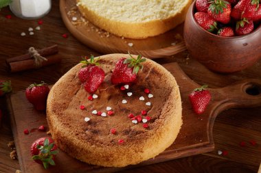 Lezzetli pasta kesme tahtası üzerinde ahşap arka plan, yakın çekim, selctive odak üzerinde taze organik çilek ile.