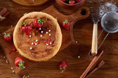 Lezzetli pasta kesme tahtası üzerinde ahşap arka plan, yakın çekim, selctive odak üzerinde taze organik çilek ile.