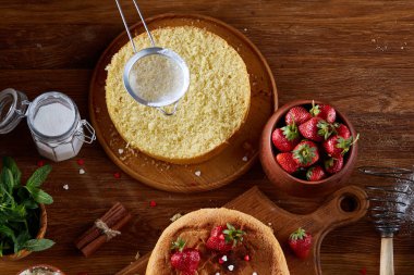 Lezzetli kek taze organik çilek ve nane, üstten görünüm, yakın çekim, selctive odak.