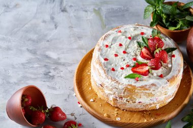 Çilek ve beyaz dokulu arka planda, seçici odak nane yaprakları ile süslenmiş krem şanti ile tart