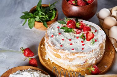 Çilekli tart beyaz arka plan üzerinde düz yatıyordu organik maddeler tarafından çevrili ekşi krem şanti ile kaplı.