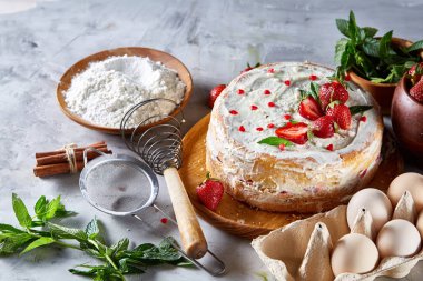 Çilekli tart beyaz arka plan üzerinde düz yatıyordu organik maddeler tarafından çevrili ekşi krem şanti ile kaplı.