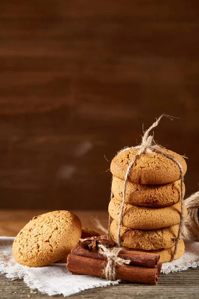 Ahşap masa, yakın çekim, seçici odak saf peçete üzerinde ev yapımı kurabiye