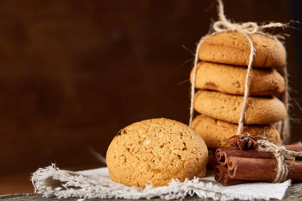 Ahşap masa, yakın çekim, seçici odak saf peçete üzerinde ev yapımı kurabiye