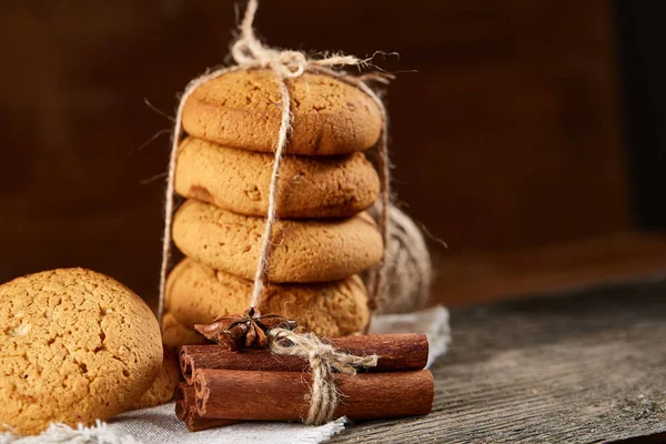 Ahşap masa, yakın çekim, seçici odak saf peçete üzerinde ev yapımı kurabiye