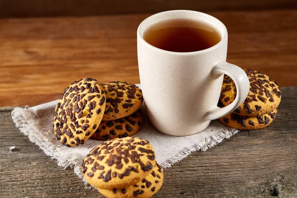 Beyaz fincan çay ve ülke tarzı ahşap arka plan, yakın çekim, seçici odak bir oturum tanımlama bilgileri