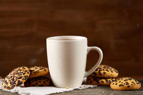 Beyaz fincan çay ve ülke tarzı ahşap arka plan, yakın çekim, seçici odak bir oturum tanımlama bilgileri