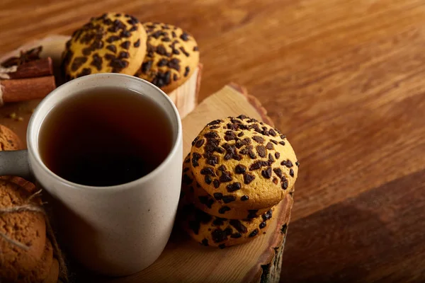 Beyaz fincan çay ve ülke tarzı ahşap arka plan, yakın çekim, seçici odak bir oturum tanımlama bilgileri