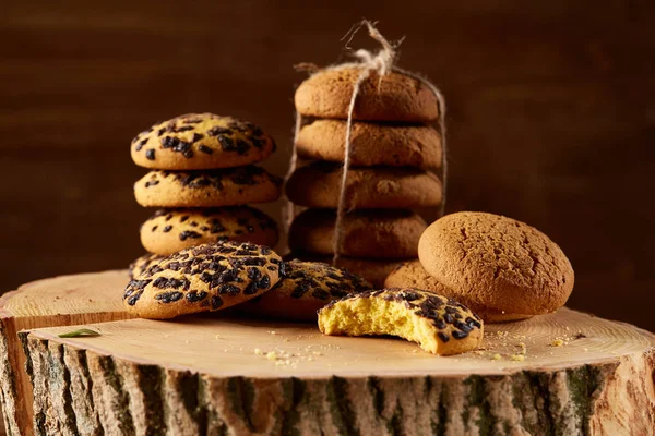 Geleneksel Noel çay kavramı ile kurutulmuş portakal, kurabiye ve dekorasyon ahşap bir masa, seçici odak üzerinde