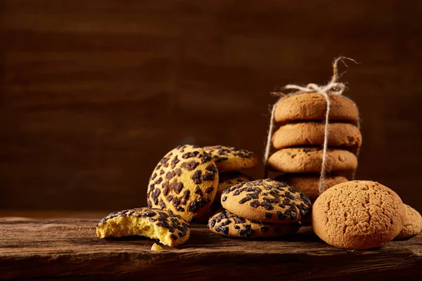 Geleneksel Noel çay kavramı ile kurutulmuş portakal, kurabiye ve dekorasyon ahşap bir masa, seçici odak üzerinde