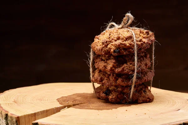 Çikolata Bisküvi bir yuvarlak ahşap oturum rustik ahşap arka plan, yakın çekim, seçici odak grup.