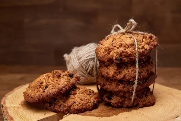 Çikolata Bisküvi bir yuvarlak ahşap oturum rustik ahşap arka plan, yakın çekim, seçici odak grup.