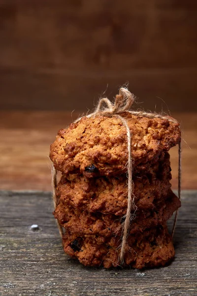 Çikolata Bisküvi bir yuvarlak ahşap oturum rustik ahşap arka plan, yakın çekim, seçici odak grup.