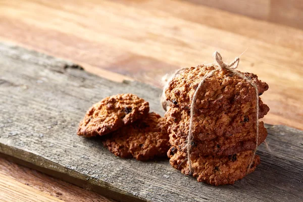 Çikolata Bisküvi bir yuvarlak ahşap oturum rustik ahşap arka plan, yakın çekim, seçici odak grup.