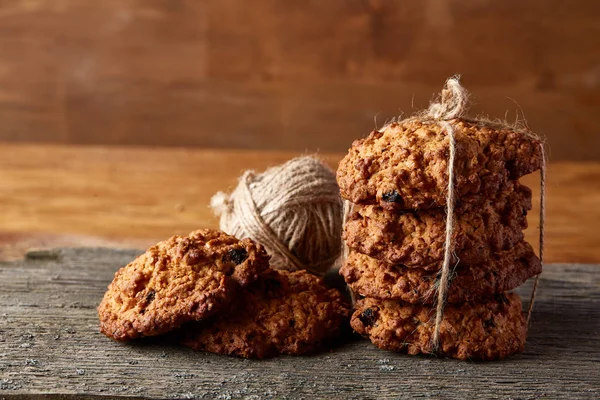 Çikolata Bisküvi bir yuvarlak ahşap oturum rustik ahşap arka plan, yakın çekim, seçici odak grup.