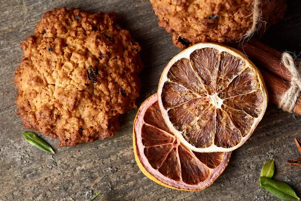 Çikolatalı Bisküvi, tarçın ve ahşap arka plan üzerinde kurutulmuş portakal ile Noel kompozisyon yakın çekim.