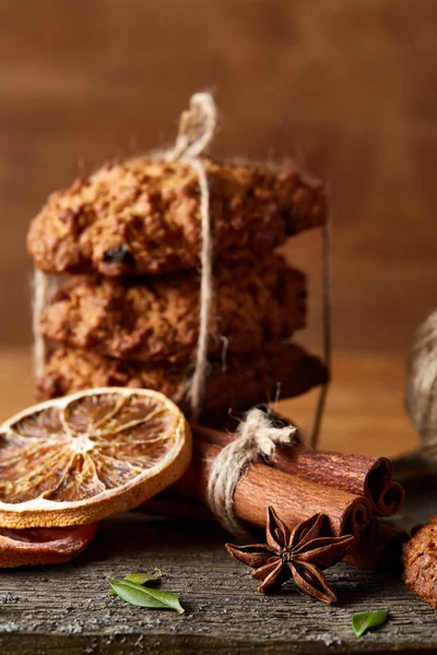 Çikolatalı Bisküvi, tarçın ve ahşap arka plan üzerinde kurutulmuş portakal ile Noel kompozisyon yakın çekim.