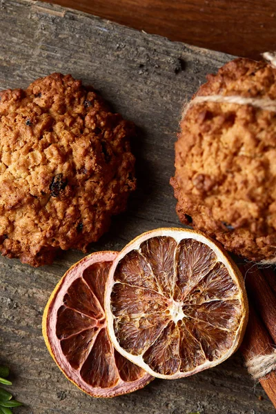 Çikolatalı Bisküvi, tarçın ve ahşap arka plan üzerinde kurutulmuş portakal ile Noel kompozisyon yakın çekim.