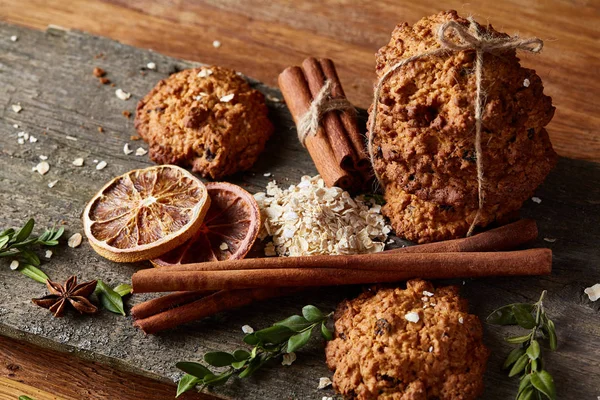 Çikolatalı Bisküvi, tarçın ve ahşap arka plan üzerinde kurutulmuş portakal ile Noel kompozisyon yakın çekim.